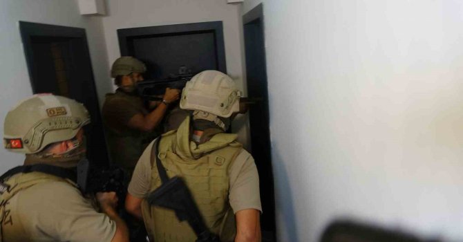 Kiraladıkları evi uyuşturucu imalathanesine çevirdiler, 50 kilo eroinin üzerinde yattılar
