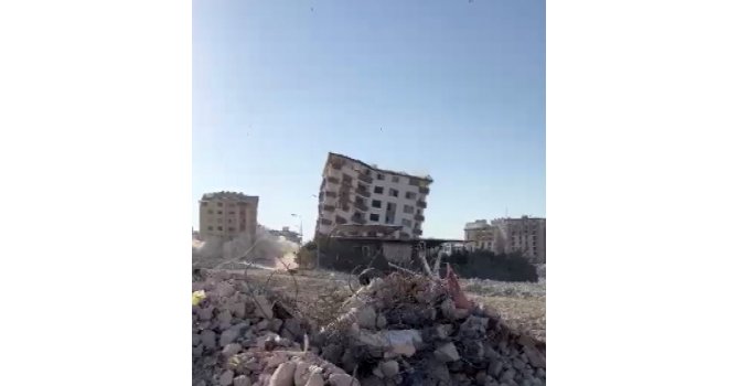 Dinamitle aynı anda patlatılan 3 bina yerle bir oldu