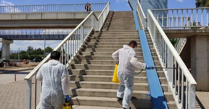 Üst geçitler dezenfekte ediliyor