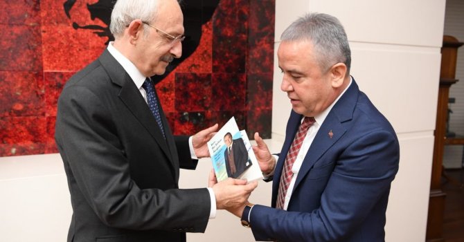Muhittin Böcek Kılıçdaroğlu’na kitabını hediye etti