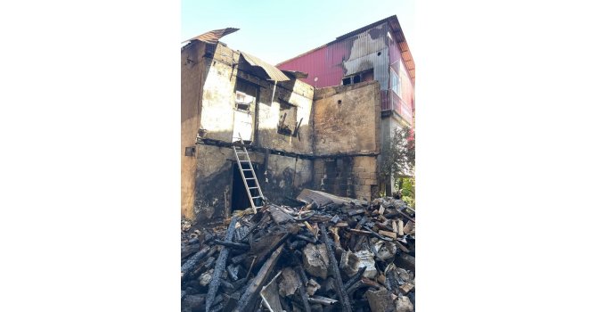 Mersin’de bir evde çıkan yangın 6 eve daha sıçradı