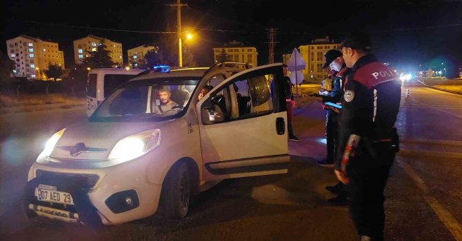 Burdur’da polisin şok uygulamasında 2 ruhsatsız silah ele geçirildi