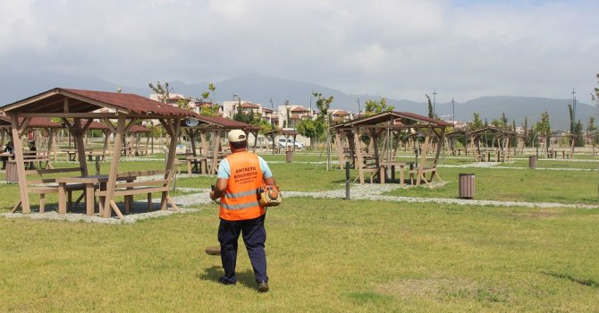 Büyükşehir Finike ve Kumluca’yı güzelleştiriyor