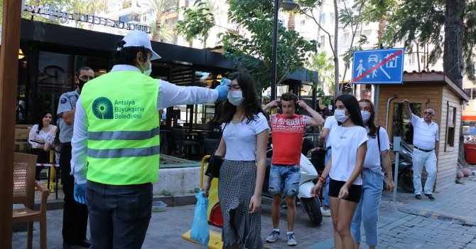 Kaleiçi’ne girişte ateş ölçümü yapılıyor