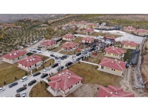 Bakan Özhaseki: "Yapımı biten ilk etap köy evlerimizi, 25 konutumuzu hak sahiplerimize teslim ediyoruz"