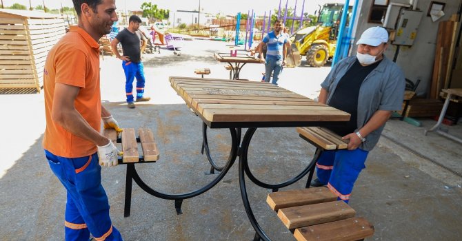 Sosyal mesafeli banklar parklarda