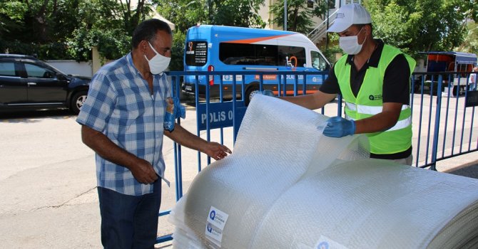 Büyükşehir Belediyesi Cuma Namazı için tek kullanımlık seccade dağıttı