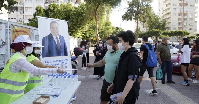 Büyükşehir Belediyesi LGS öncesi öğrencilere maske, su ve kalem dağıttı