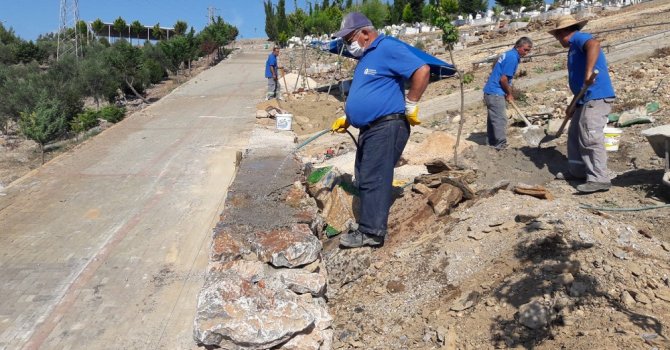 Büyükşehir mezarlıkları düzenli olarak temizliyor