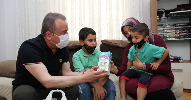 İlk süt paketini Başkan Böcek teslim etti