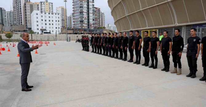 Adana’da yunus polislerinden nefes kesen gösteri