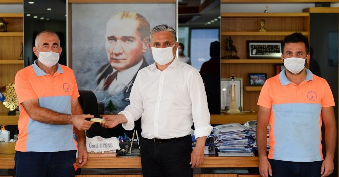 Buldukları mücevheri belediyeye teslim ettiler