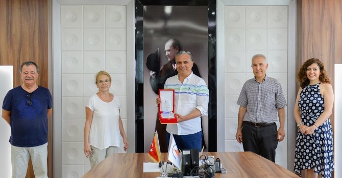 ANTÇEV’den Başkan Uysal’a plaket