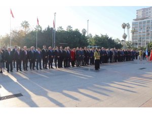 Mersin’de Öğretmenler Günü dolayısıyla Atatürk Anıtı’na çelenk sunuldu