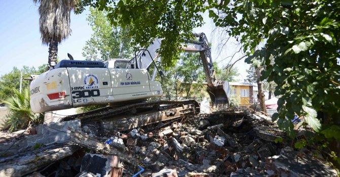 Metruk binalar yıkıldı