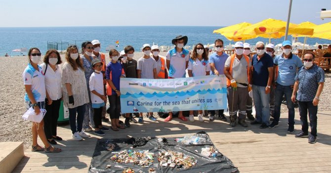 Konyaaltı Sahili’ni temizlediler