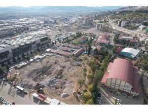 Depremde yıkılan mahalle yerinde dönüşüm bekliyor