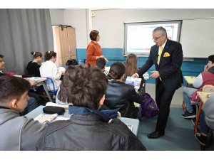 Kemer’de, öğrencilere ücretsiz LGS soru bankası dağıtıldı