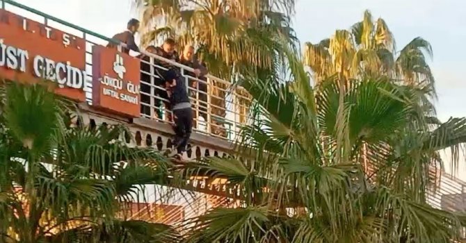 Üst geçitte kendini aşağıya sarkıttı, yürekleri ağza getirdi