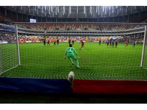 Trendyol Süper Lig: Y. Adana Demirspor: 1 - Samsunspor: 2 (İlk yarı)