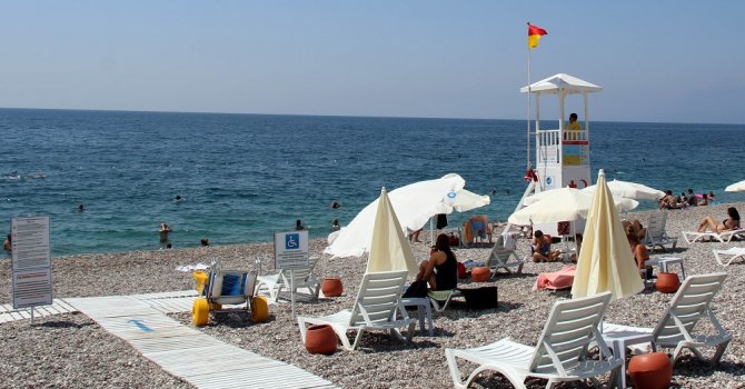 EKDAĞ Konyaaltı Plajı tatilcilerin gözdesi oldu