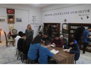 Öğrenciler, deprem sonrası süreci kitap okuyarak atlatıyor