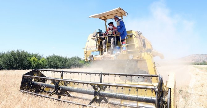Başkan Böcek hasat sevincine ortak oldu