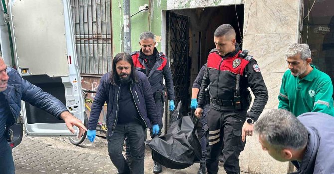 Kız arkadaşını evinde öldürdü, taksiyle kaçtı