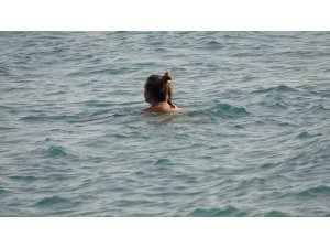 Yüksek kesimlerine kar yağarken, Antalya’nın sahillerinde deniz keyfi