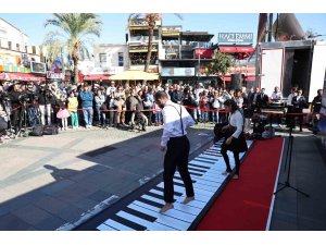 Piyanonun ustaları hünerlerini sokakta sergiledi