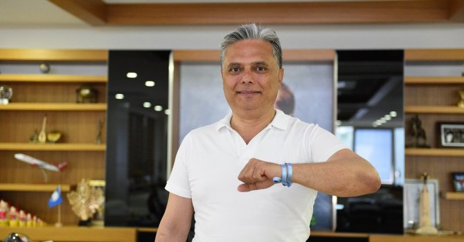 Çocuklar için mavi kurdele tak