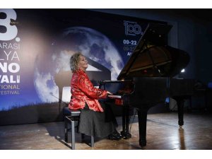 Ünlü Piyanist Gülsin Onay  lise öğrencileriyle buluştu