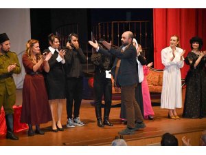 “Sonsuz Kadın Sonsuz Cumhuriyet”in prömiyerini sahneledi