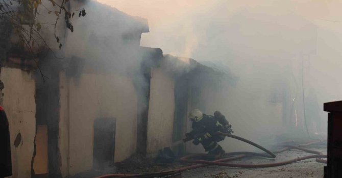 Kahramanmaraş’ta eve sıçrayan yangın korkuttu