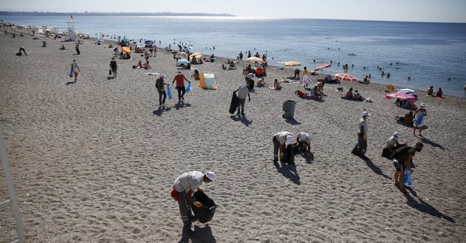 Muhtarlar ve vatandaşlar Konyaaltı Sahili’nde çöp topladı