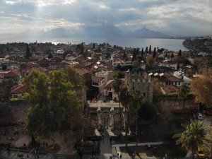 Antalya’nın 1894 yıllık tarihi kapısında egzoz gazı ve diğer etkenlerin sebep olduğu kararmalar giderilecek