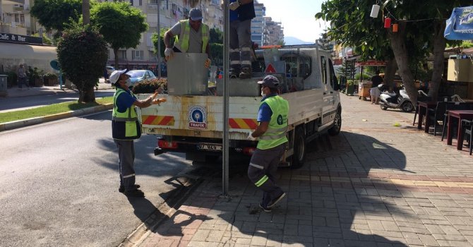 Alanya’da trafik levhası, delinatör ve boyama çalışması devam ediyor