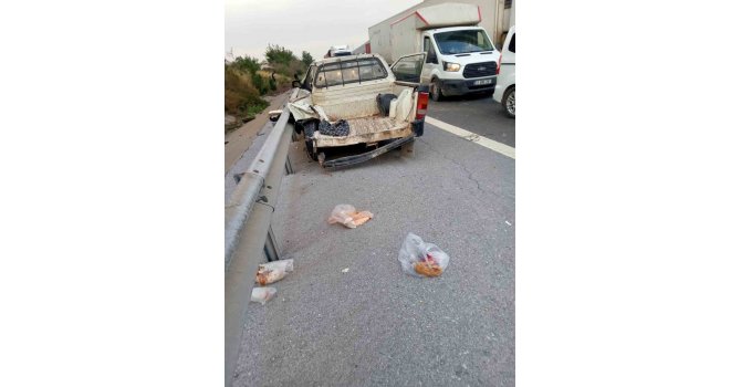 Hatay’da can pazarı: Tırla çarpışan pikabın kasasından yola savruldular
