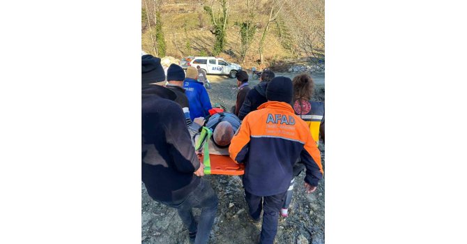 Doğa gezintisinde düşerek ayağı kırılan adamı AFAD kurtardı
