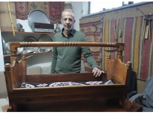 Tarihin yok olmaması için manevi değeri yüksek ev aletlerini koruyor