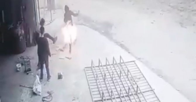 Yanan tenekeye tekme attı, arkadaşını yaktı