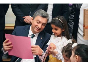 Vali Şahin karne heyecanına ortak oldu