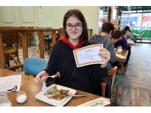 Takdir ve teşekkür alan öğrenciler ’Adana bombası’nı kaptı