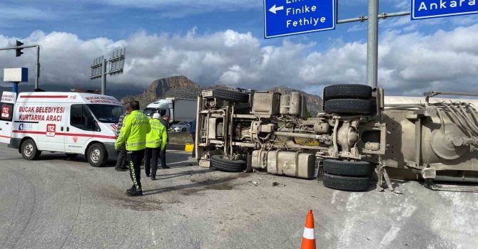 Burdur’da kontrolden çıkan tır devrildi: 1 yaralı