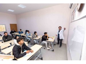 Gülnar’da öğrenciler kurs merkezinde eğitim almaya devam ediyor