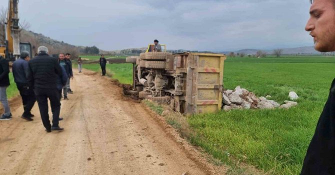 Taş yüklü kamyon devrildi