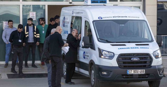 Acılı baba günlerdir aradığı kızının cenazesini gözyaşları arasında teslim aldı