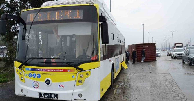 Mersin’de tırın üzerinden düşen konteyner belediye otobüsüne çarptı