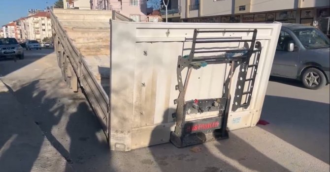 Seyir halindeki tırın dorsesi ayrılıp otomobile çarptı: 1 çocuk yaralı