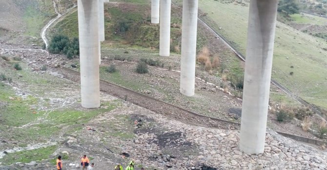 Tır viyadükte asılı kaldı: Sürücü metrelerce yükseklikten aşağı düştü